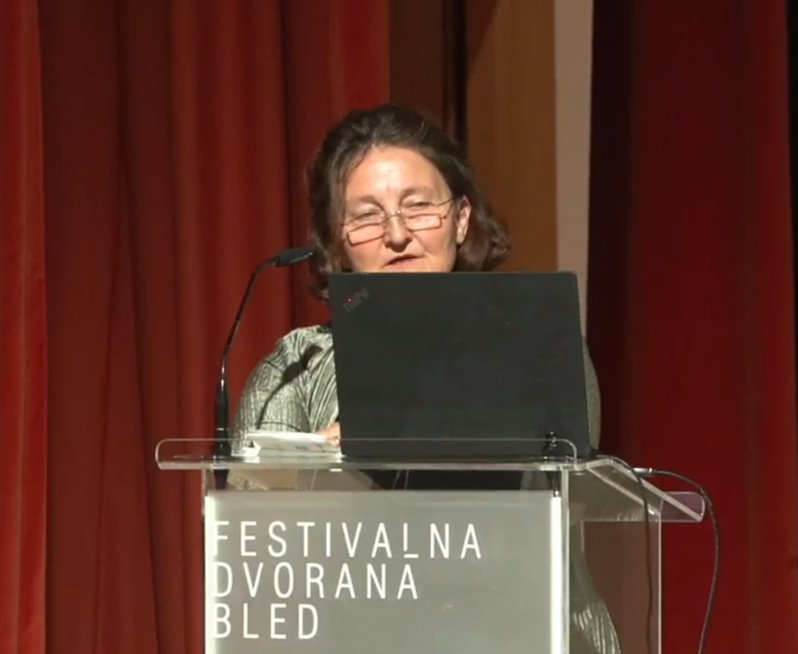 dr. Nevenka Bogataj na podiju Festivalne dvorane Bled