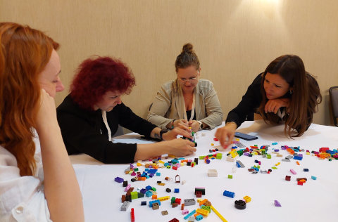 Udeleženke EAEA pri delu z Lego kockami